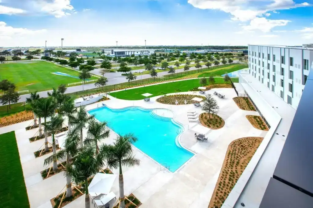 Legacy Hotel at IMG Academyの屋外プールとホテル外観